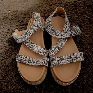 Universal Thread Sandals